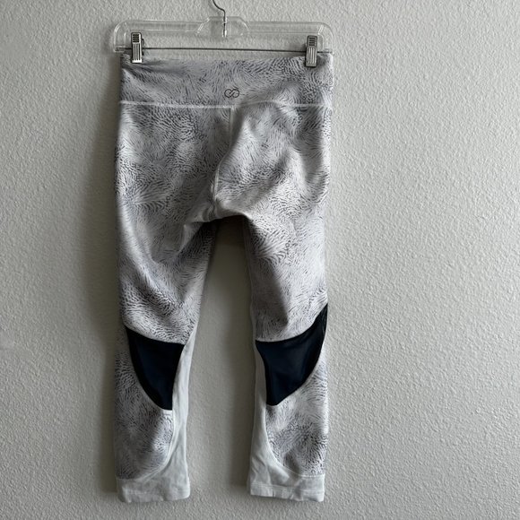 CALIA FOR CARRIE UNDERWOOD - White Crop Legging - Picture 2 of 7